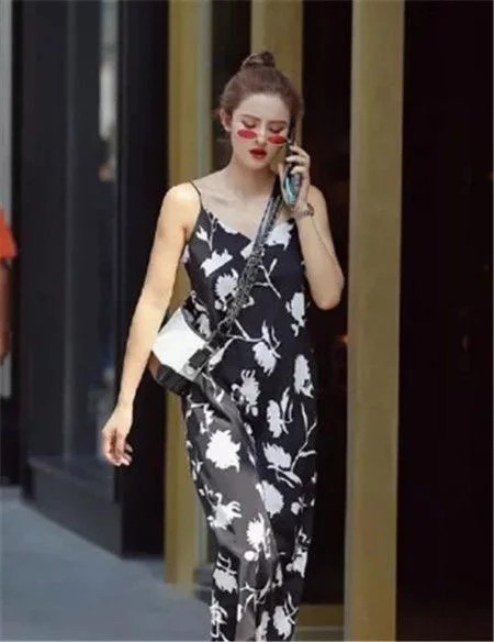 街拍:黑白花色连衣裙秀出小姐姐美好身材,小红眼镜很俏皮