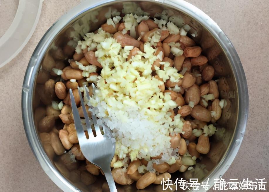 花生不油炸不水煮,学会1个秘制吃法,蒜香浓郁酥香脆,特解馋