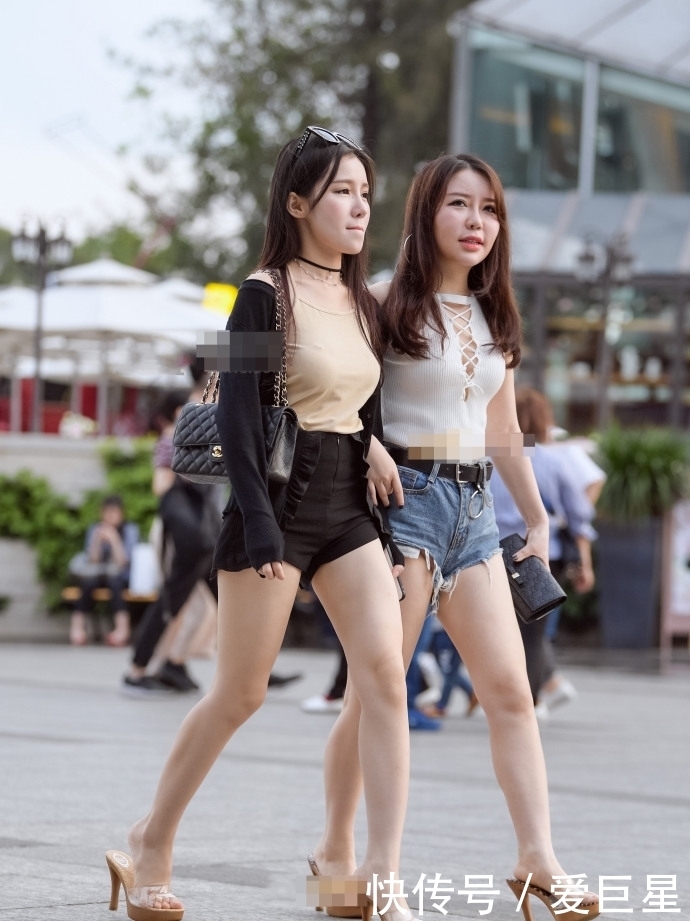 热裤|街拍:时尚靓丽的美女姐妹花,性感热裤展现迷人身材!