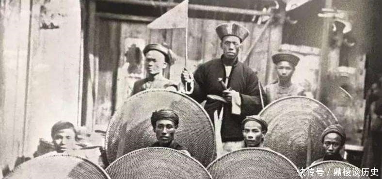 娘娘|清朝老照片：图二是百年前的野猪市场，图五是真正的太妃娘娘在荡秋千