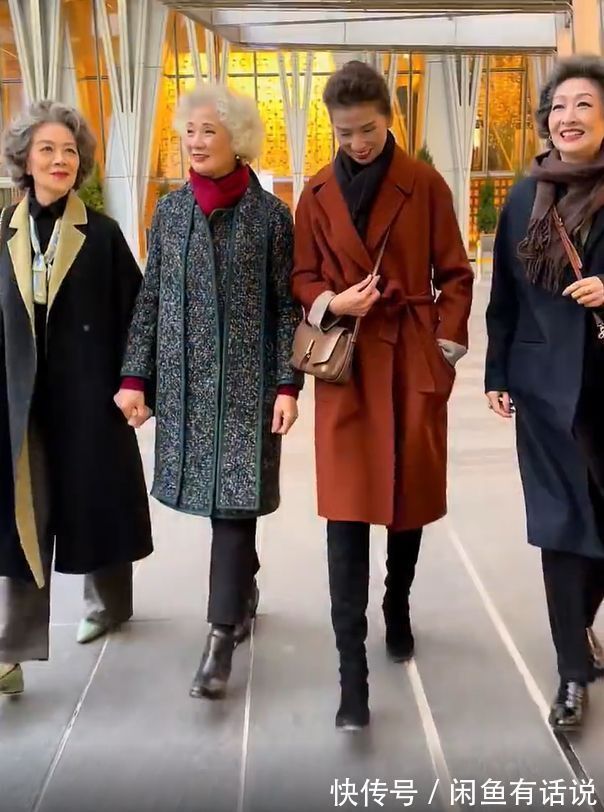 杖朝 看到80岁的她们,一头银发穿大衣也依旧时髦优雅,突然不怕变老了