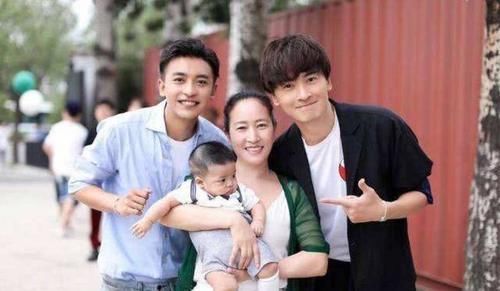 父母|有一种爱情故事叫“尔康和小燕子”,宝贝儿子真会长,难怪叫好看