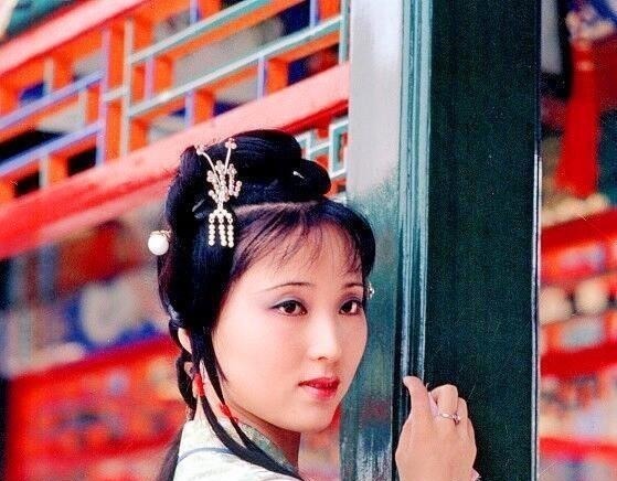 婚事!王熙凤吩咐平儿盯着薛宝钗,却无意中透露林黛玉的婚事,要嫁给他