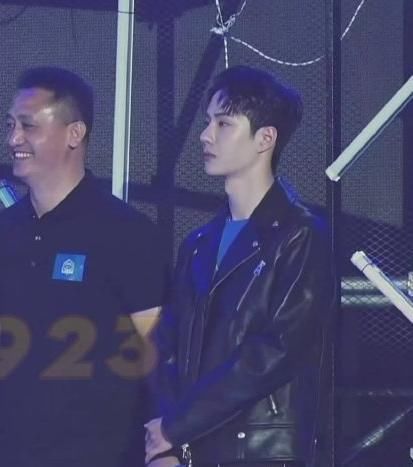 粉丝们 王一博品牌直播尬出天际,主持人占C位全程抢戏,一博尬到跑着下台