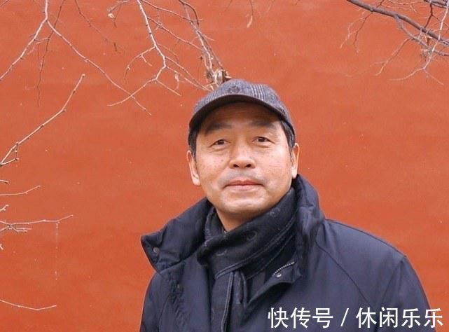 传统书法&书协主席鲍贤伦另类书法,专家批评字不像字,真正的满纸烟云