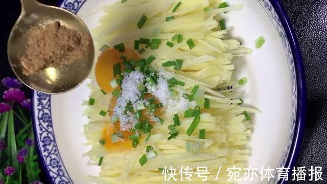 适口|香煎土豆饼的做法，外酥里嫩咸香适口，土豆丝泡不泡水都可以