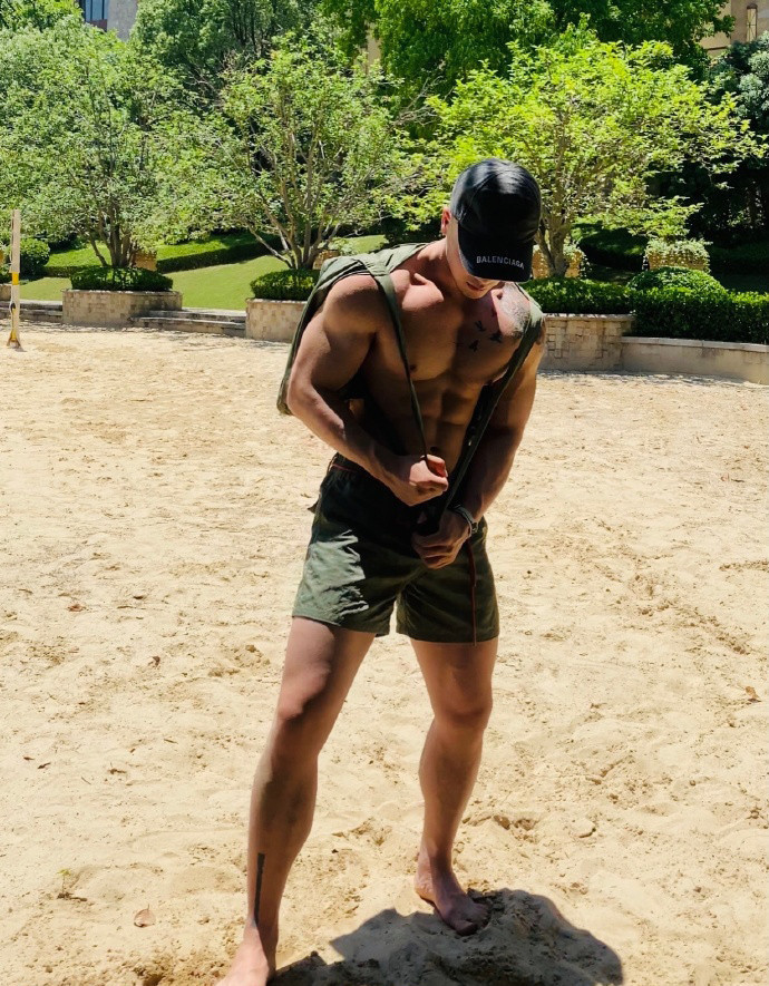 名媛|拥有漂亮公狗腰的肌肉名媛, 健身房就是大熔炉, 小长假坚持训练!