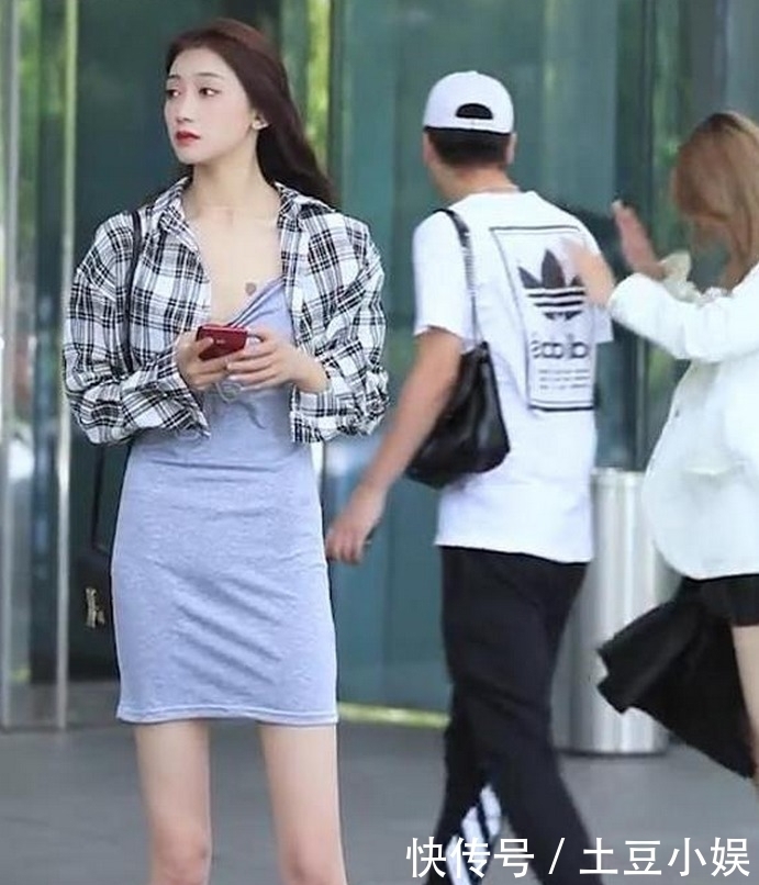 街拍旁边的小哥哥别看了,在看女友都要生气了