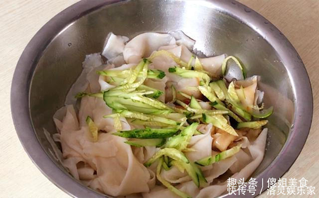 饺子皮只用来包饺子太可惜了!教你简单新吃法,比吃饺子还香