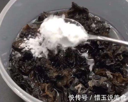 泡木耳，只会用水泡就错了！多加2个料，木耳泡发快，还更干净