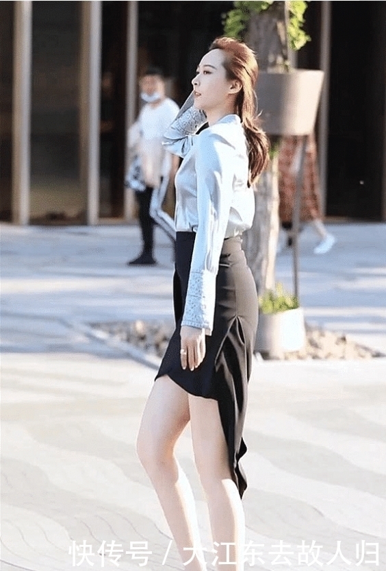 美女如“出水芙蓉”,一身“拼接裙”亮相,让路人看得直眼