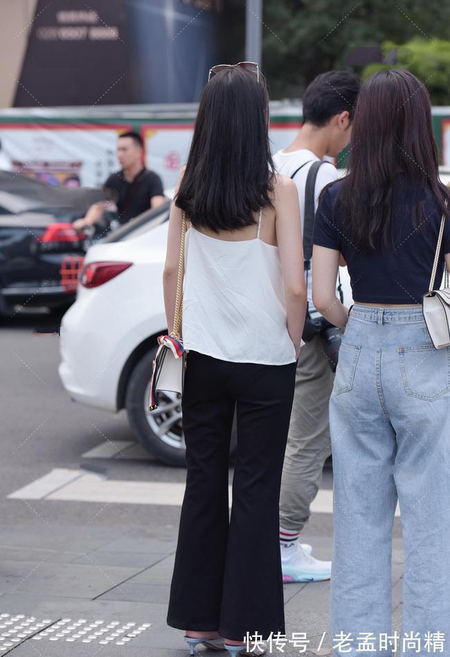 小吊带|高开叉喇叭裤搭配清爽小吊带,清爽性感,设计大胆