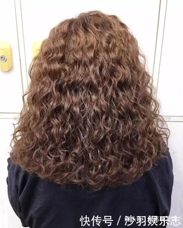 50岁女人烫发最好避开这三种发型，老气更没气质，而且还不好打理
