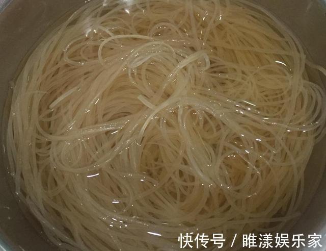 粉条|做包菜炒粉条时，学会这技巧，粉条不粘锅，比大排档做的还好吃