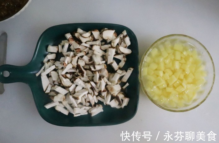 菇面|好吃到舔盘的土豆肉末拌面,酱香浓郁,一碗根本就不够吃