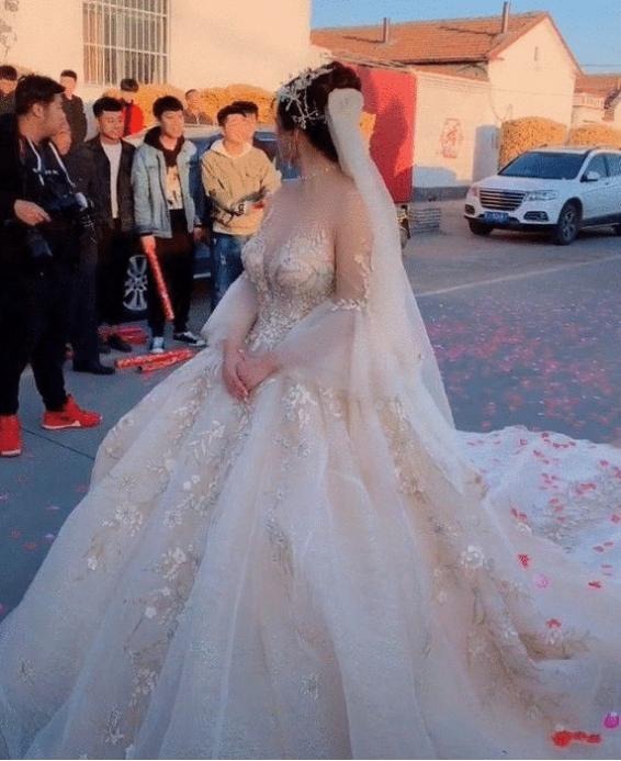 农村新娘|抖音“农村新娘”走红,穿“无痕液体婚纱”美到犯规,新郎有福了