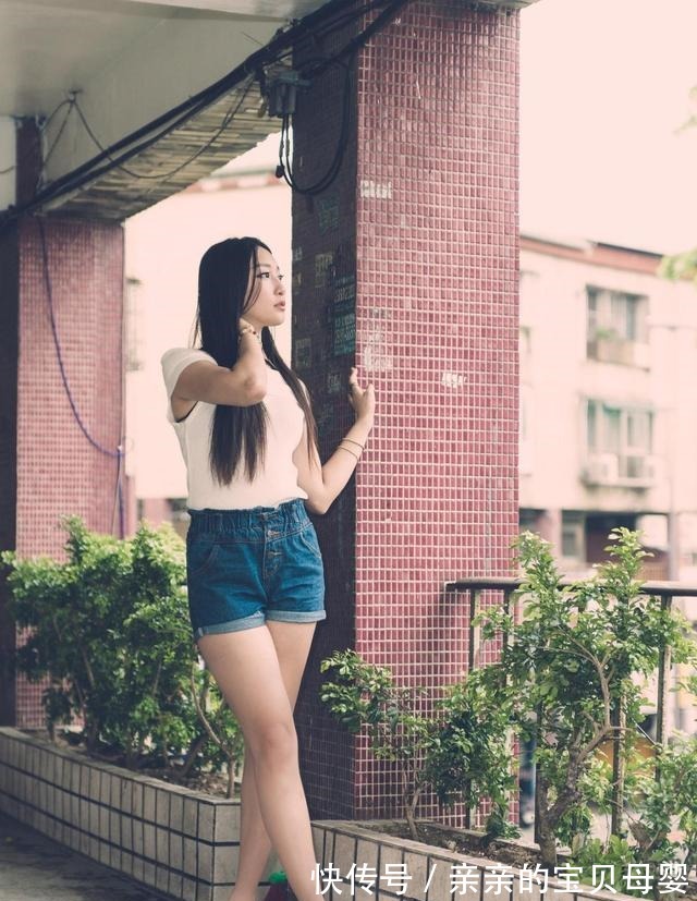 小姐姐 暑假即将来临,这位小姐姐的出游穿搭很是休闲舒适