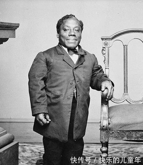 父母|他一生被身高所困,前半生是身高1米22的侏儒,后半生长到了2米16