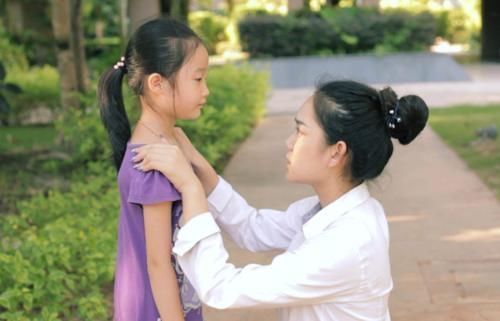 十万个为什么|妈妈为什么你有“小翅膀”?孩子洗澡时发问,妈妈回应堪称教科书