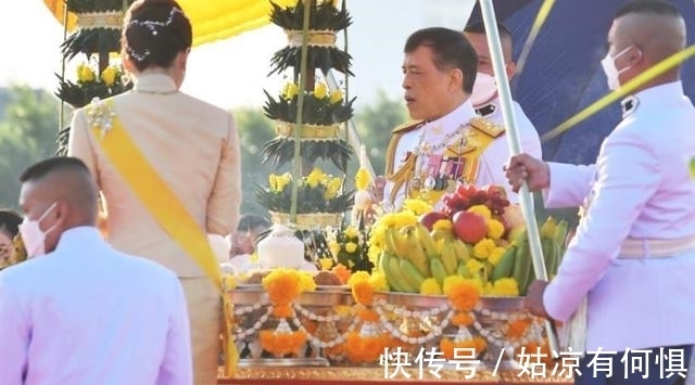 王后@苏提达待遇全面下降,身穿旧礼服实在寒酸,不及诗妮娜穿金戴银