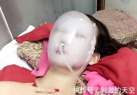 |搞笑图片幽默段子笑话:哈哈,兄弟你的衣服破成布条了还穿出来啊