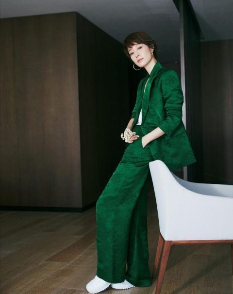  西装|马伊琍气质上了新高度，墨绿西装搭真丝衣时髦优雅，看不出年龄感