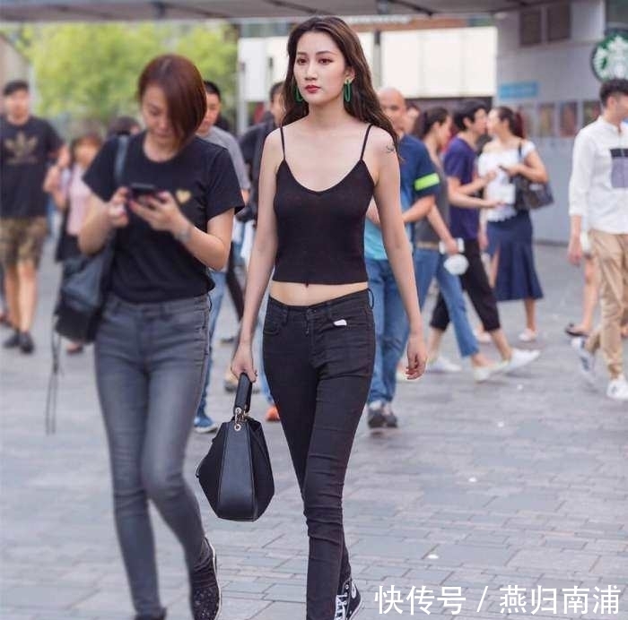 牛仔裤|女神街拍：白色T恤搭配牛仔裤的小少妇，回头率真的好高