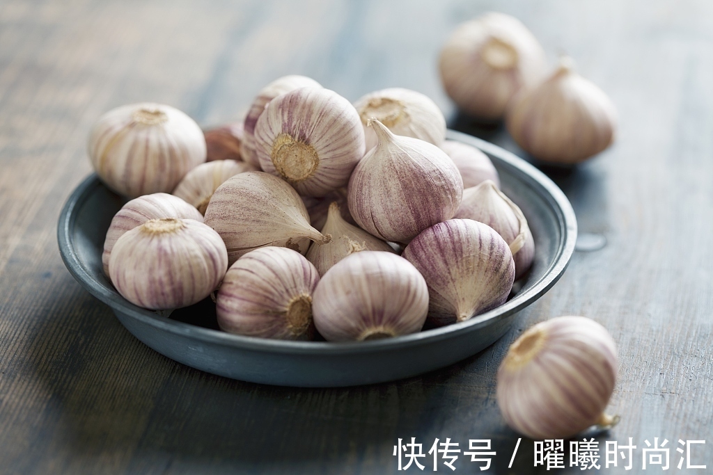 大蒜|想要控制高血压,医生建议三个大蒜小方法,15年“三高”轻松缓解