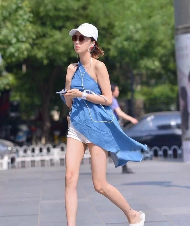 街拍：靓丽的美女，身穿一字肩连衣裙，甜美又不乏时尚的美