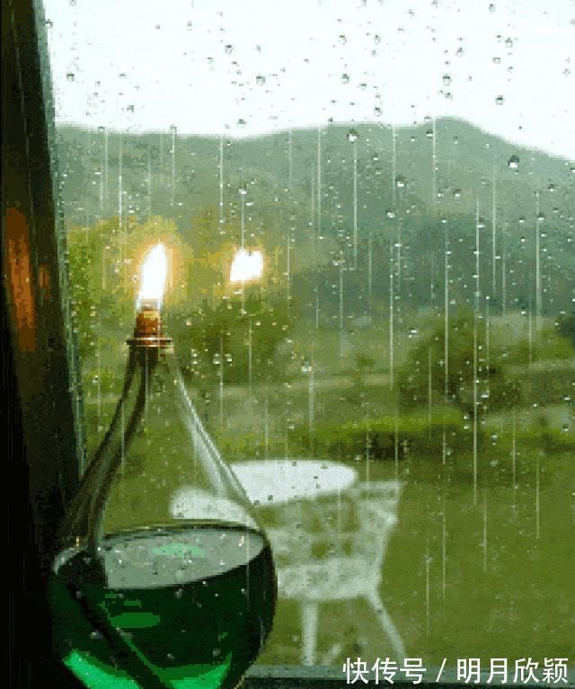 伶仃!窗棂飘下雨星星,易愁生,已愁生,阶上落花,孤影自伶仃