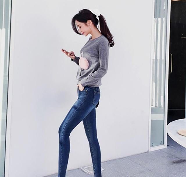 牛仔裤|紧身牛仔裤小姐姐,展现女人迷人曲线,时尚又简洁自然