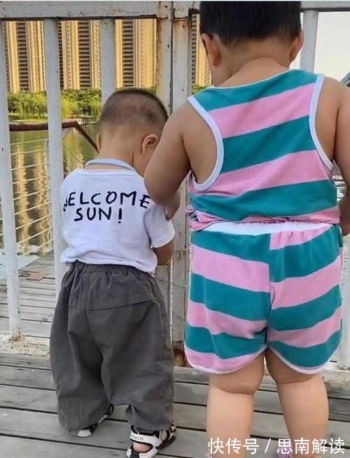 策策|俩个同龄宝宝在一起玩,身高体重差距大引争议:小码遇到了加大码