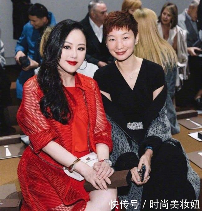 色系|章小蕙活成女人羡慕的样子,58岁穿搭精致优雅,藏不住的贵气感