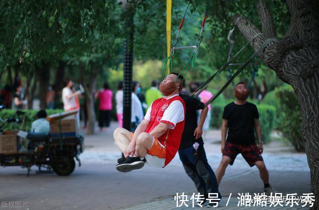 低头族|沈阳1棵大树上“吊满”许多大爷,知情人说这有名堂,看是啥