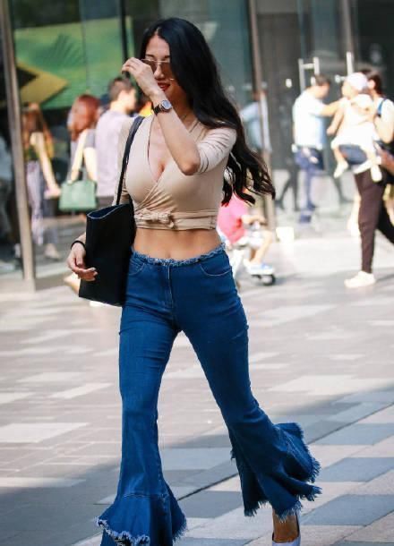 牛仔裤与高跟鞋的搭配,打造出小姐姐淡淡的女人香