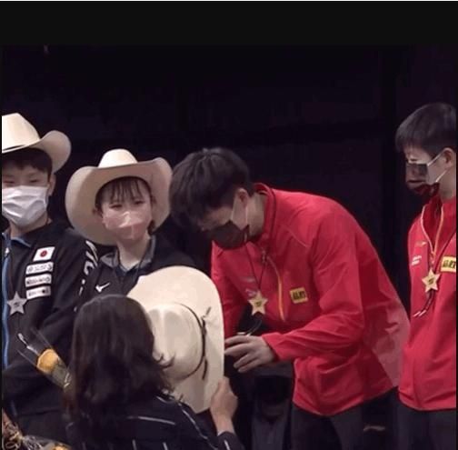 孫穎莎|笑噴！王楚欽頒獎時慶祝大頭戴上牛仔帽，孫穎莎早田希娜左右壞笑