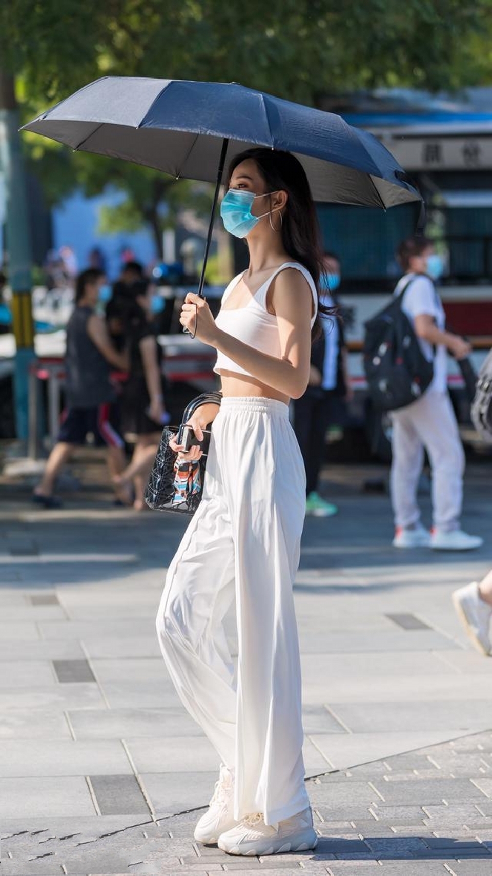 路人街拍,灰色牛仔裤搭配针织装,展现出青春活力