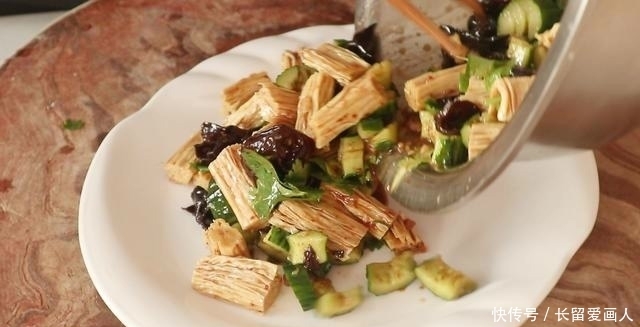 木耳|饭店的凉拌腐竹为啥好吃?原来多加了这两样配菜,清脆爽口又营养