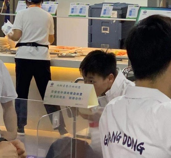 |全红婵吃面条表情搞笑!红姐吃得心满意足,露出坏笑惹人怜爱