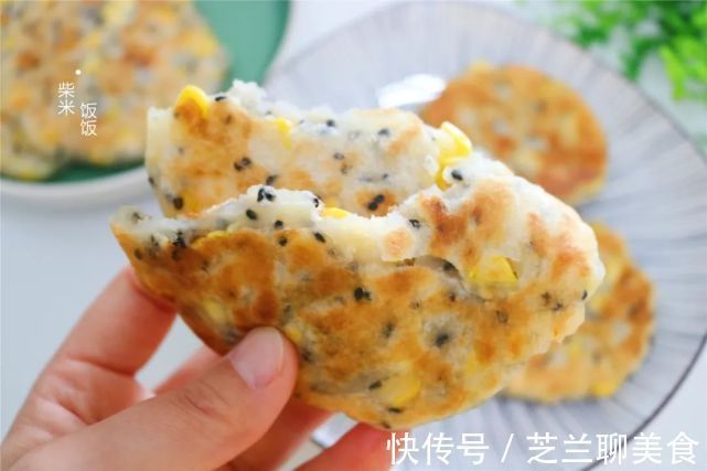 黑芝麻|夏季玉米正鲜嫩，搭配这两种面粉烙饼，又香又软，早餐吃很合适