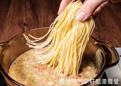 好吃|几分钟就搞定的鲜虾面，作为早餐营养又好吃，做法还简单