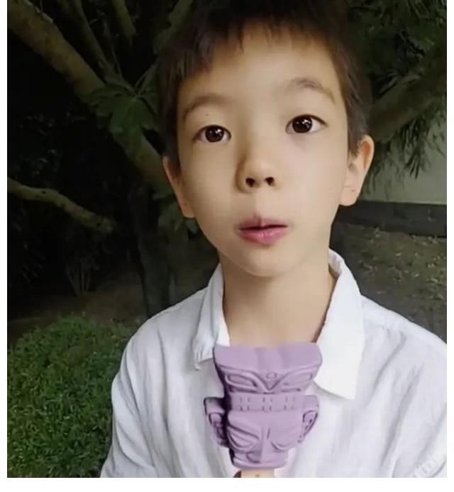 李现|霍思燕晒嗯哼吃雪糕视频,白衬衣少年好帅,“迷你版李现”没错了