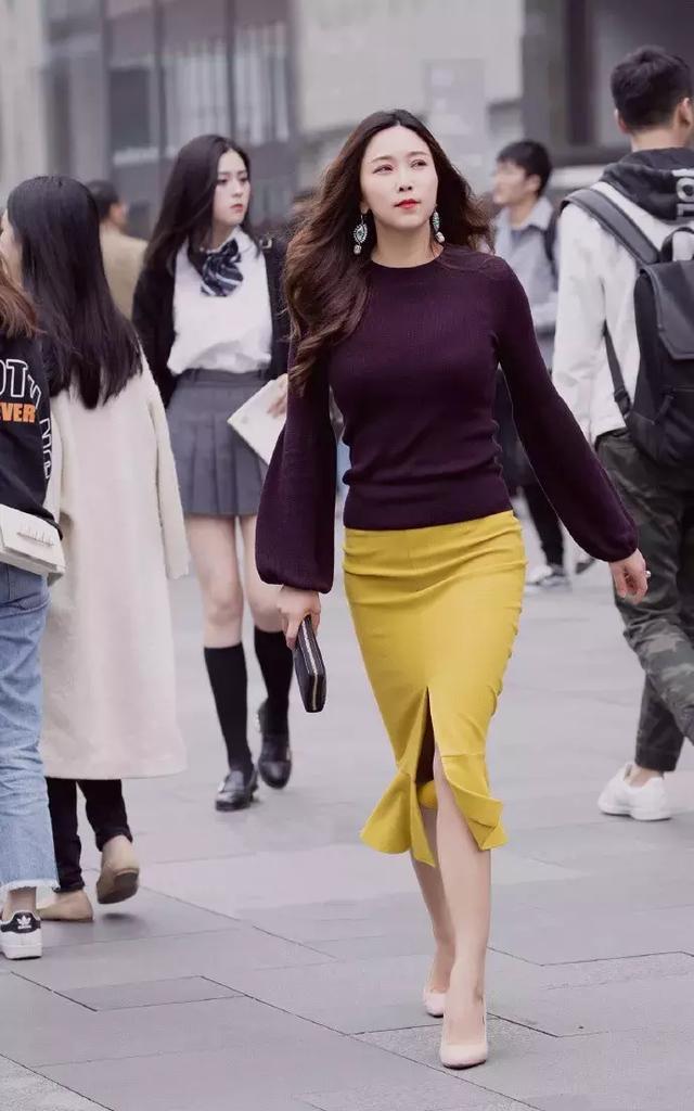 T恤|街拍小姐姐一件V领的黑色短袖T恤搭配牛仔短裤,尽显时尚魅力