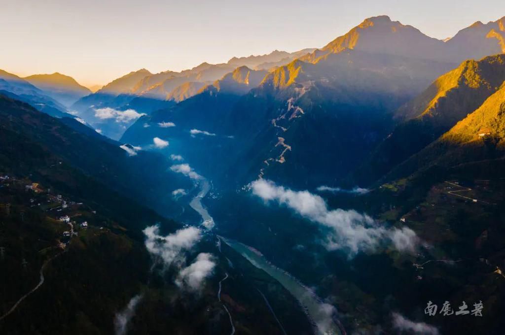 中国最后的秘境，大峡谷最佳观景村寨，遥望三江并流奇观