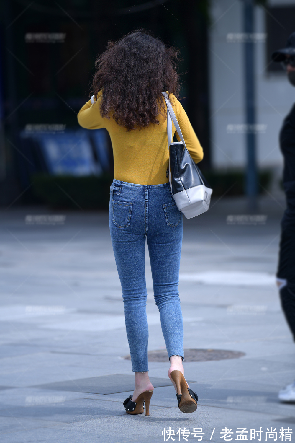 小姐姐|街拍美女:南方秋季的穿搭,打底衫配牛仔裤,简约大方又时髦显气质