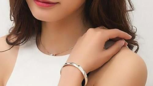 女性长时间戴“银手镯”，会给身体带来哪些好处？转给家里人看看