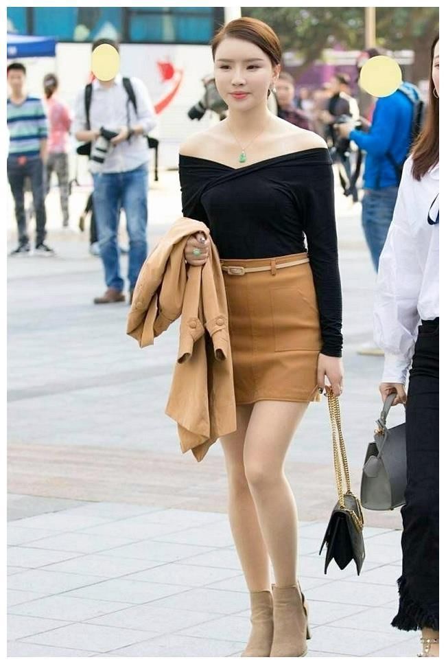 让本人|小姐姐简单的搭配,这小短裙穿对了,你也可以拥有!