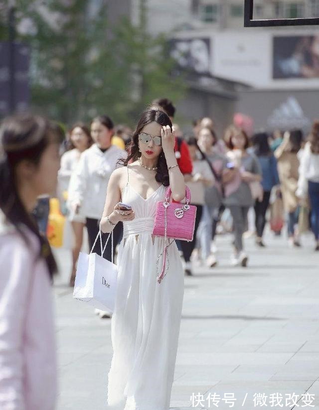 吊带裙 美人如闺秀,裙装却设计反了,上头太简单!