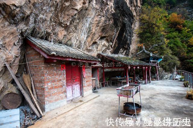 依岩|秦岭发现一“挂”在悬崖上的寺庙，寺内空无一人，何时修建成谜