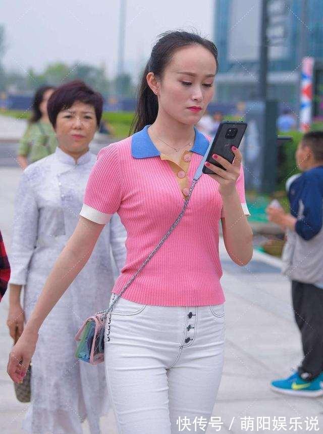 搭配 粉色短袖搭白色打底裤,整体搭配很有质感,拥有满满的潮流气息